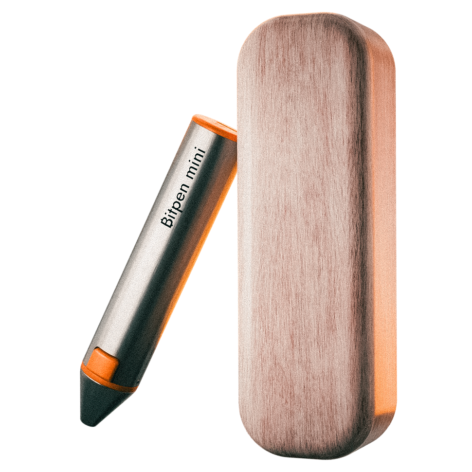 Der Bitpen mini angelehnt an ein premium Holzetui. Der Bitpen mini ist aus Aluminium und sieht wie ein dicker solider Stift aus, die Holzschatulle ist etwas größer als der Bitpen mini.