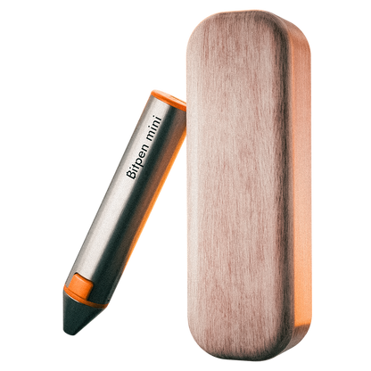 Der Bitpen mini angelehnt an ein premium Holzetui. Der Bitpen mini ist aus Aluminium und sieht wie ein dicker solider Stift aus, die Holzschatulle ist etwas größer als der Bitpen mini.