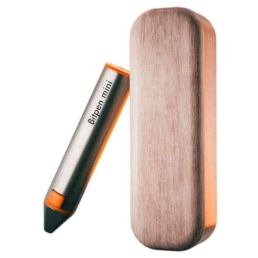 Der Bitpen mini angelehnt an ein premium Holzetui. Der Bitpen mini ist aus Aluminium und sieht wie ein dicker solider Stift aus, die Holzschatulle ist etwas größer als der Bitpen mini.