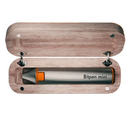 Der Bitpen mini in der Draufsicht in der aufgeklappten Bitpen mini Schatulle aus schönem Holz liegend mit Messingscharnieren.