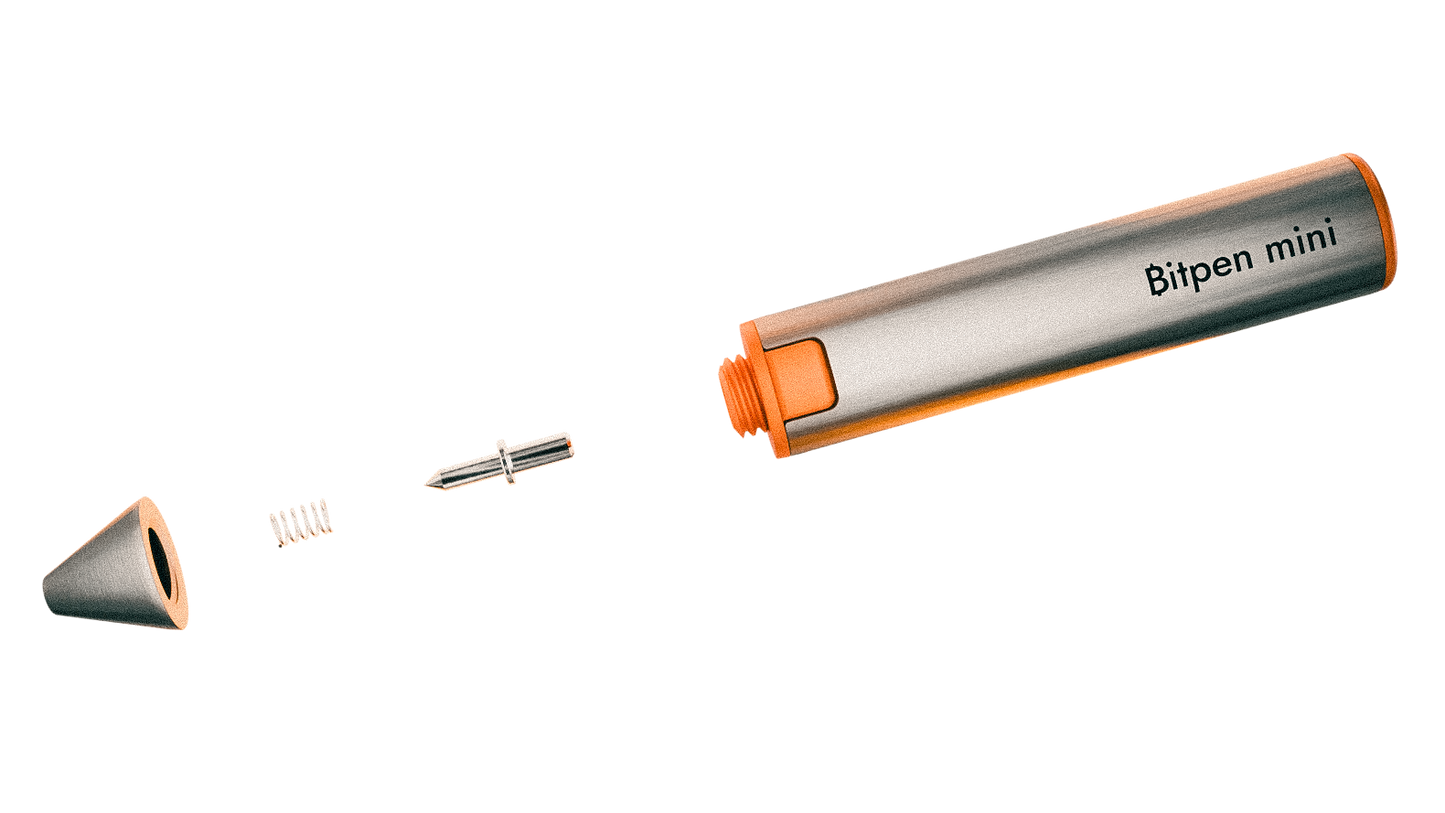 Der Bitpen mini in der Explosionsansicht: Bitpen mini Case, Bitpen mini Tip, Feder und Schraubverschluss-Kappe aus Aluminium