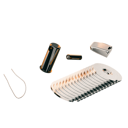 Der Seedburger, das premium Cold Wallet von Bitpen, in einer Explosionszeichnung abgebildet. Es besteht aus 15 Seedplatten, einem großen Sicherungspin, einem kleinen Pin, einem Sicherungsdraht für die Plombe und der Metallplombe.