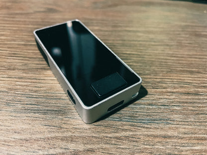 Das Blockstream Jade Plus Hardware Wallet ausgeschaltet auf einem Tisch