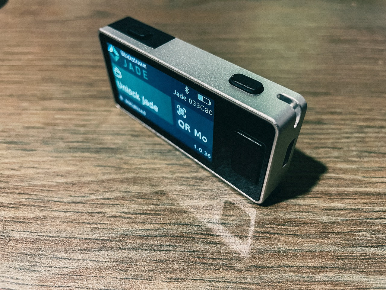 Das Wallet für deine Bitcoin Verwahrung: Blockstream Jade Plus auf einer Holzplatte