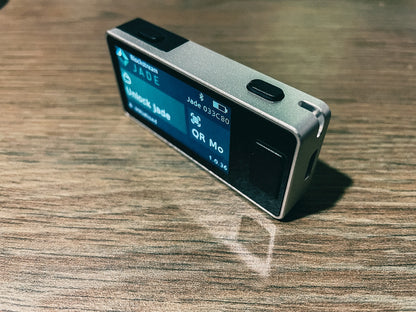 Das Wallet für deine Bitcoin Verwahrung: Blockstream Jade Plus auf einer Holzplatte
