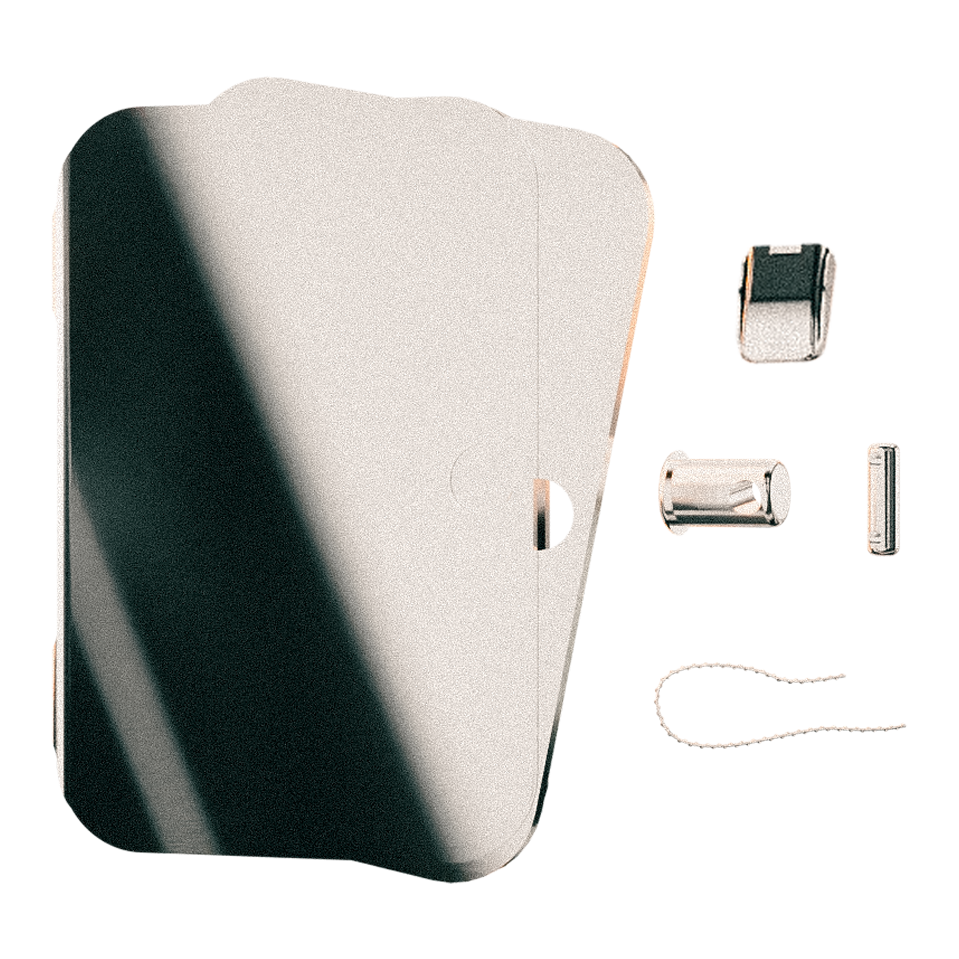 Die Einzelteile des Seedwich: Die Hülle, die Seedplatte, ein kleiner Pin, ein großer Sicherungspin, ein Plombendraht und eine Metallplombe